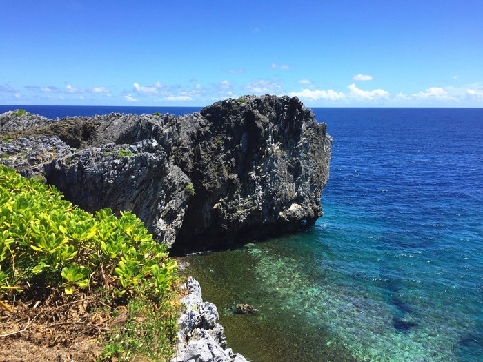 边户岬是位于冲绳本岛最北端耸立在隆起的珊瑚礁悬崖上的名胜景观,从