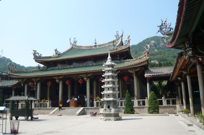 南普位于福建省厦门市东南五老峰下,面临碧澄海港,该占地面积