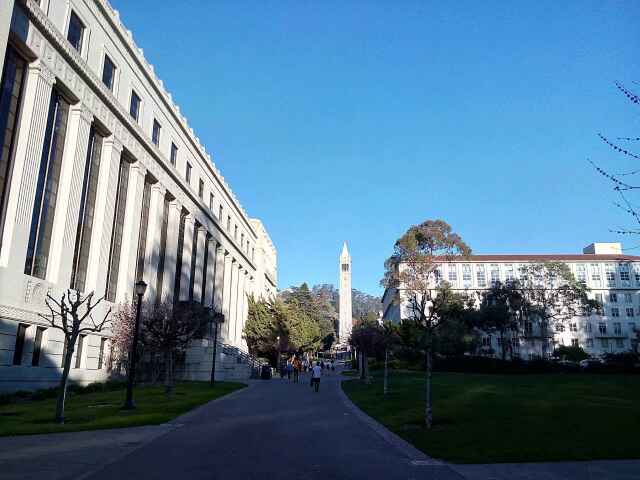 且是最顶尖的一所公立研究型大学,位于旧金山东湾伯克利市的山丘上