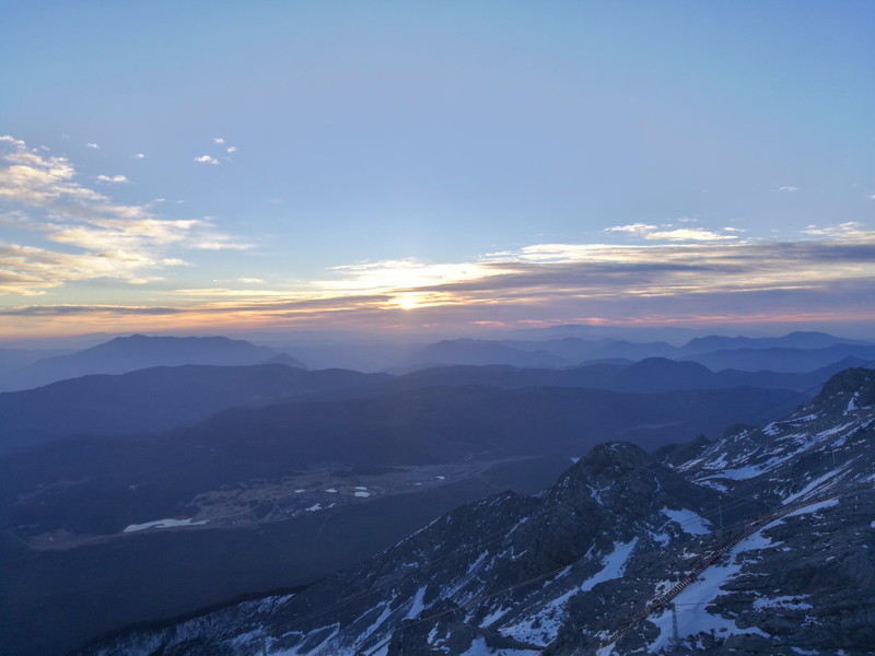 玉龙雪山日出时