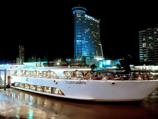 大珍珠号是夜游湄南河众多游轮中非常豪华的一艘,游船凭借独特的设计