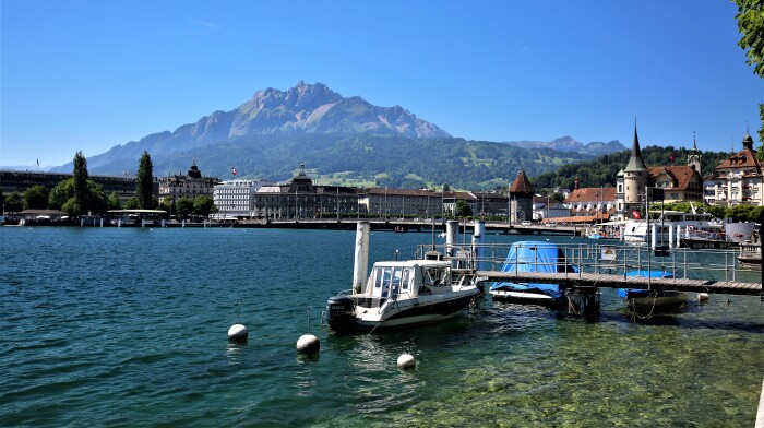 琉森(德语:luzern;英语:lucerne)又称卢塞恩,是卢塞恩州的首府,位于