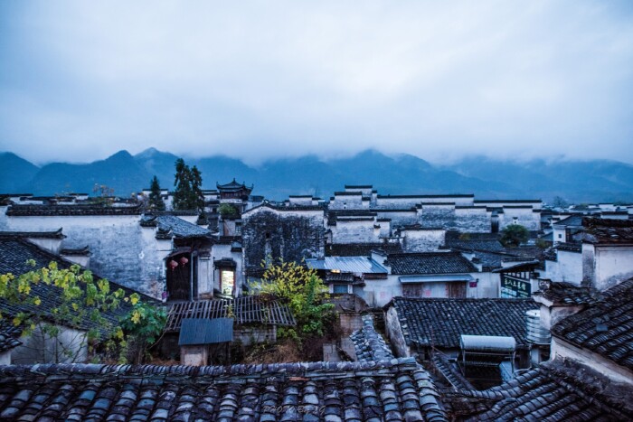 登上喜舍的屋顶可见南屏整个村落的景观,远处的马头墙与天际线平行,不