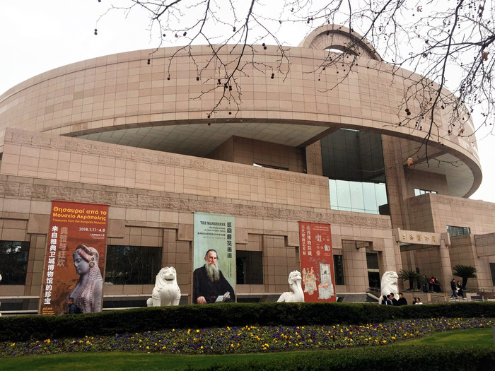 上海博物馆南门,3个热门展览的logo引人注目.
