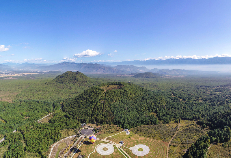 航拍云南腾冲火山翠绿青山入画来