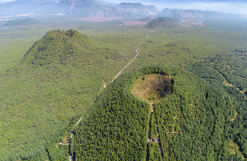 航拍云南腾冲火山翠绿青山入画来