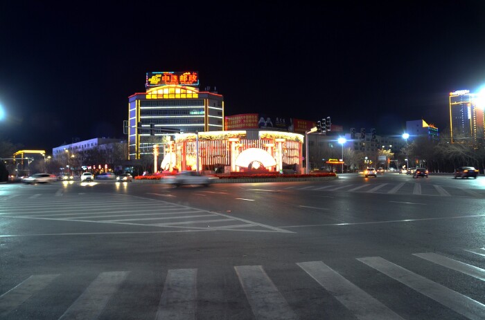 哈密市第一百货,在我离开家乡之前就是市中心标志性建筑,听说不久之后