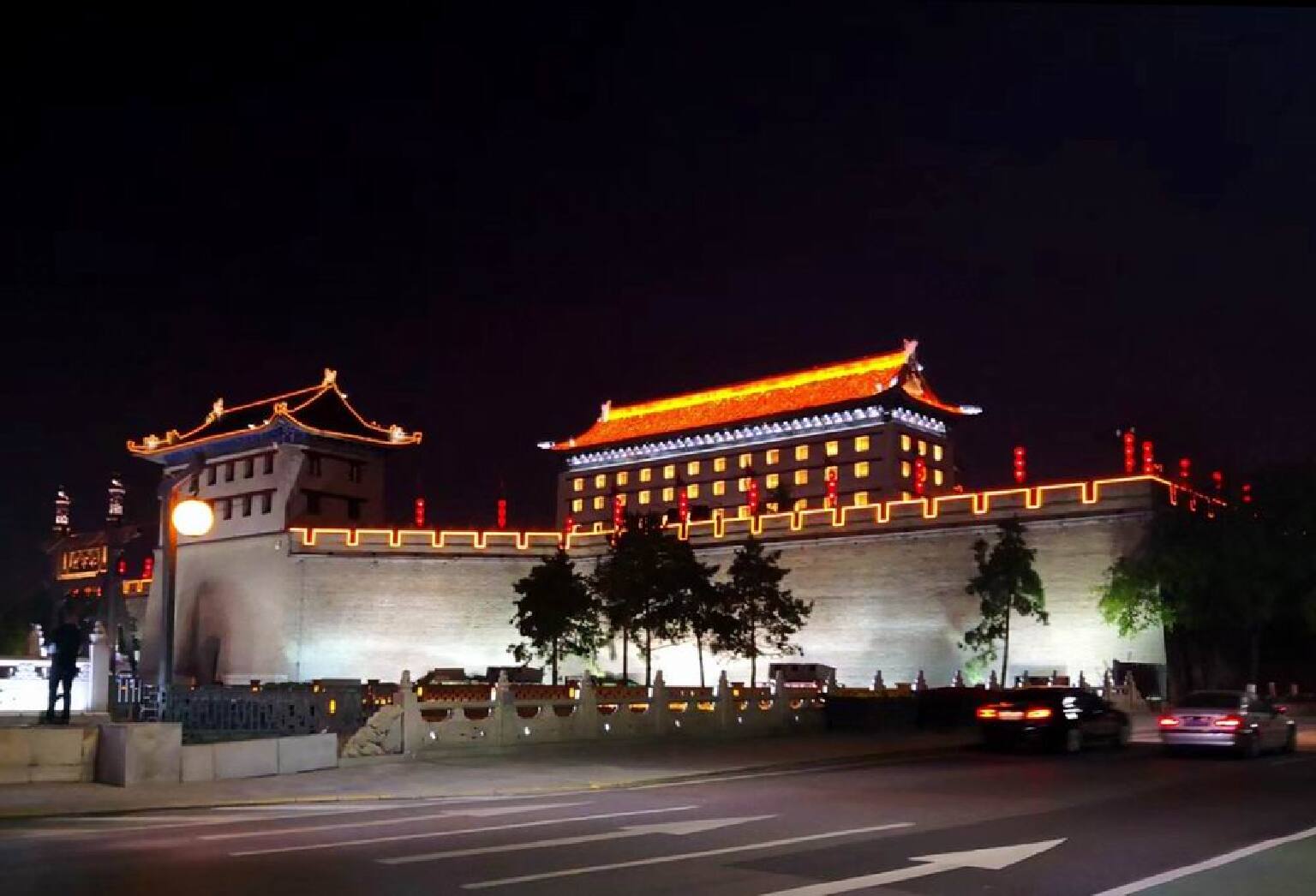 首发西安的夜景和古城墙