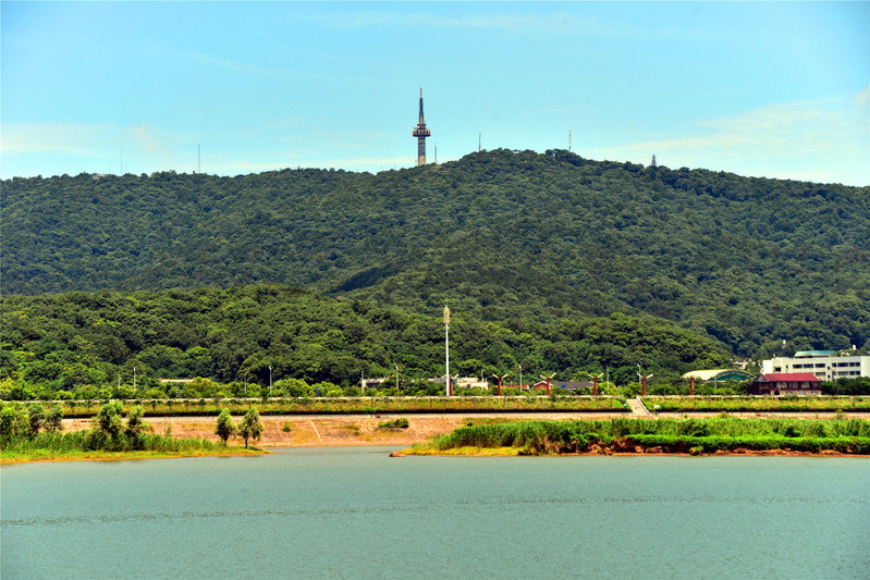 在橘子洲上远眺长沙岳麓山.