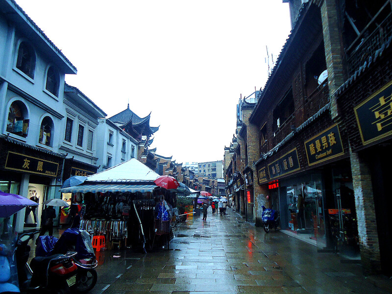 前街是景德镇内一条古街,里面有各种小吃店,特产店和商场