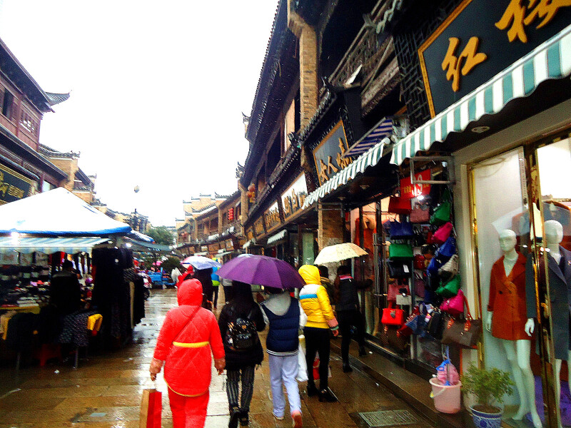 前街是景德镇内一条古街,里面有各种小吃店,特产店和商场超市,街两边
