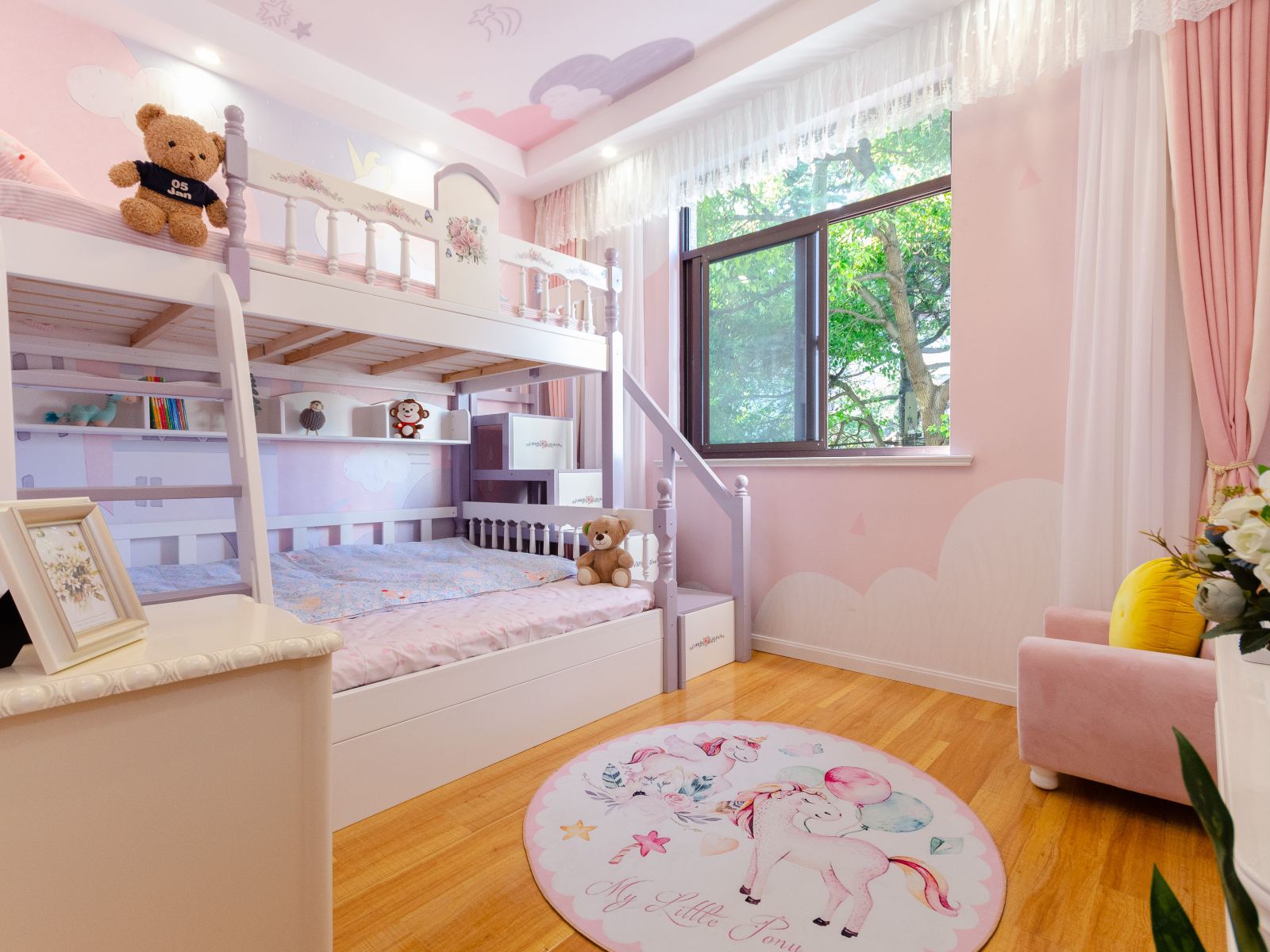 梦幻小屋高低床房