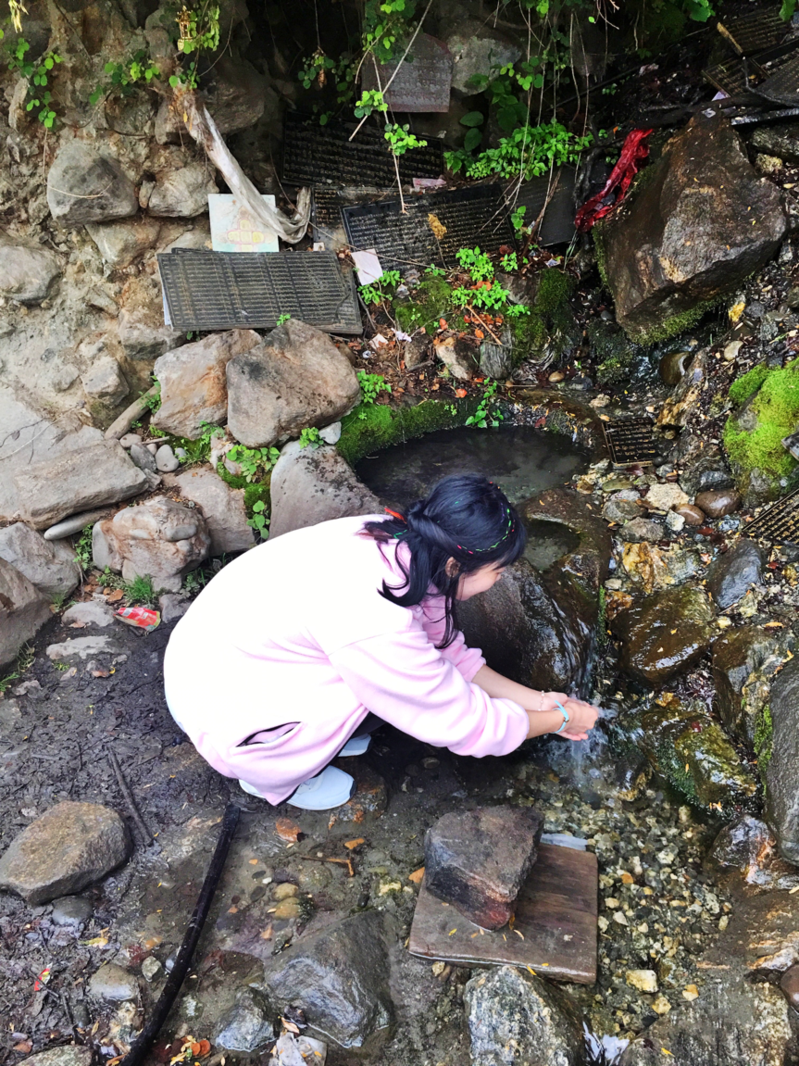 苯日神山附近的一口泉,说是神泉,洗洗眉心,洗洗眼睛大有裨益!