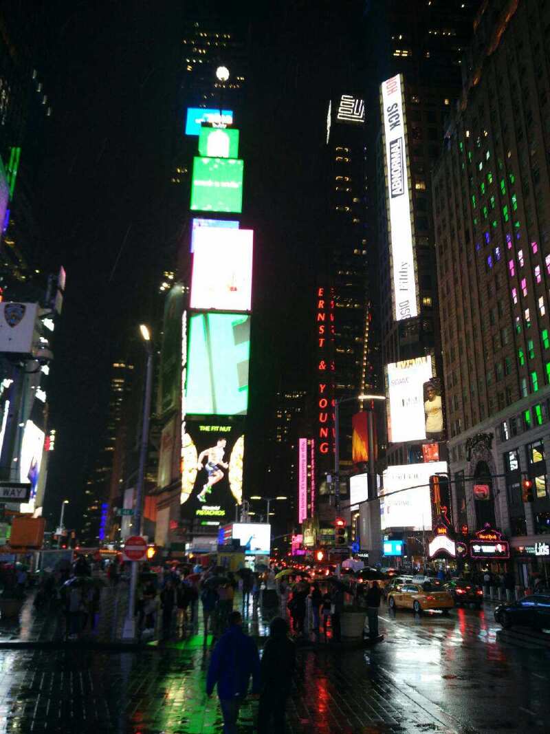 时代广场(times square)是美国纽约市曼哈顿的一块繁华街区,被称为"