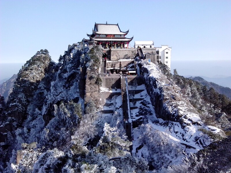 九华山位于安徽省池州市青阳县境内,是