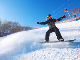 東北亞布力滑雪旅游價格多少跟團_東莞到東北亞布力滑雪游_去東北亞布力滑雪報團多少錢