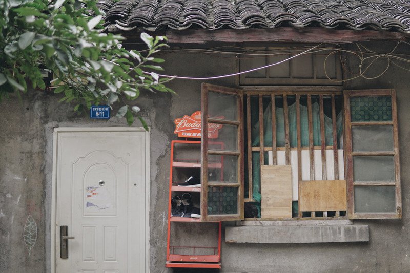 地址:四川省成都市青羊区"街头的菜市场,巷子两边的老房子,谢无圻公馆