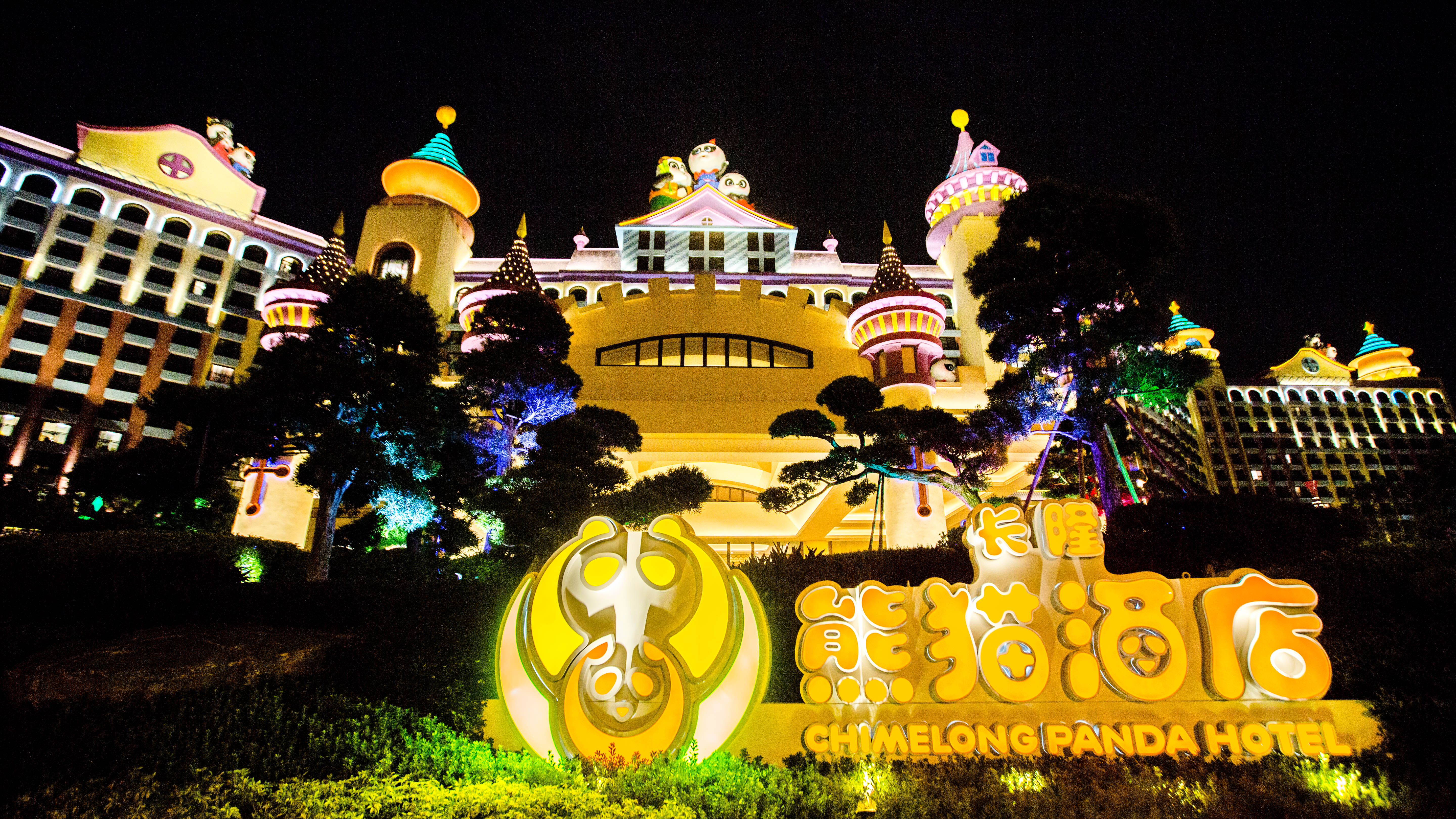 作为非常适合周边游的目的地之一的长隆,拥有 广州长隆旅游度假区 和 珠海横琴长隆国际海洋度假区 两个玩乐区域,在这两个项目丰富且接驳便利的目的地,我和小伙伴都玩了啥?先让我们一起来看看行程安排! DAY1 1、 广州 长隆欢乐世界 2、 广州 长隆水上乐园 3、入住 广州 长隆熊猫酒店 DAY2 1、 广州 长隆野生动物世界 2、 广州 长隆飞鸟乐园 3、 广州 长隆国际大马戏 DAY3 1、 珠海 长隆海洋王国 2、 珠海 长隆横琴国际马戏城 3、入住 珠海 长隆企鹅酒店