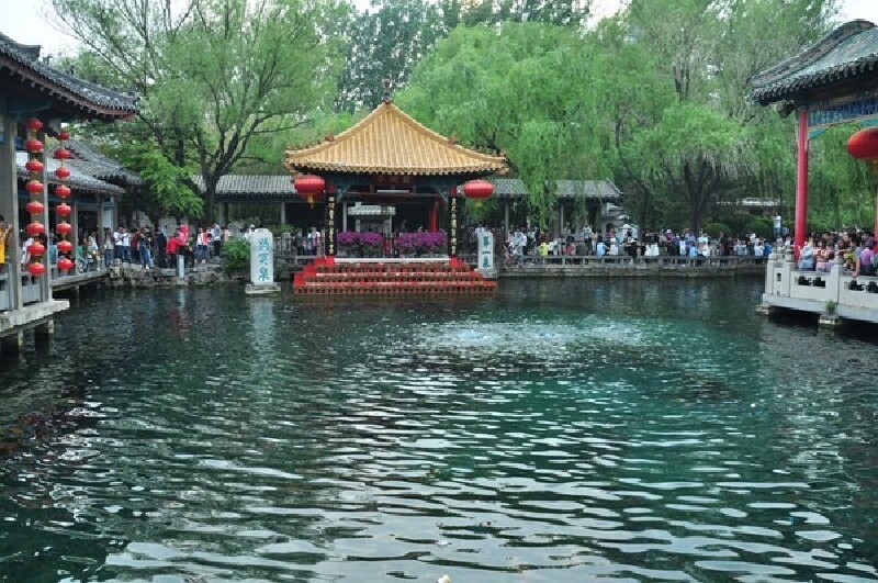 大明湖名胜古迹环绕其间。湖水来源于珍珠泉、趵突泉、五龙潭、濯缨泉等诸多名泉,有众泉汇流之说,水质清冽、天光云影,被誉为泉城明珠。 地址:山东省济南市历下区大明湖路271号 交通:1、公交:西南门:11、41、66、106、K98、K91、K109、K54路;北门:6、30、33、83、118、45、K53、113、BRT5、113、122路;东门:30、31、36、6、14、106、K98、41、45、46、83、118、K53、BRT5、113、122、201路(大站快车);南门:11、4