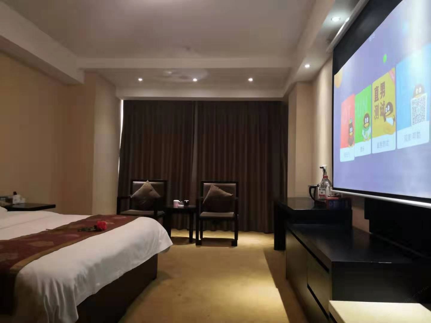 极光TV巨幕影院房