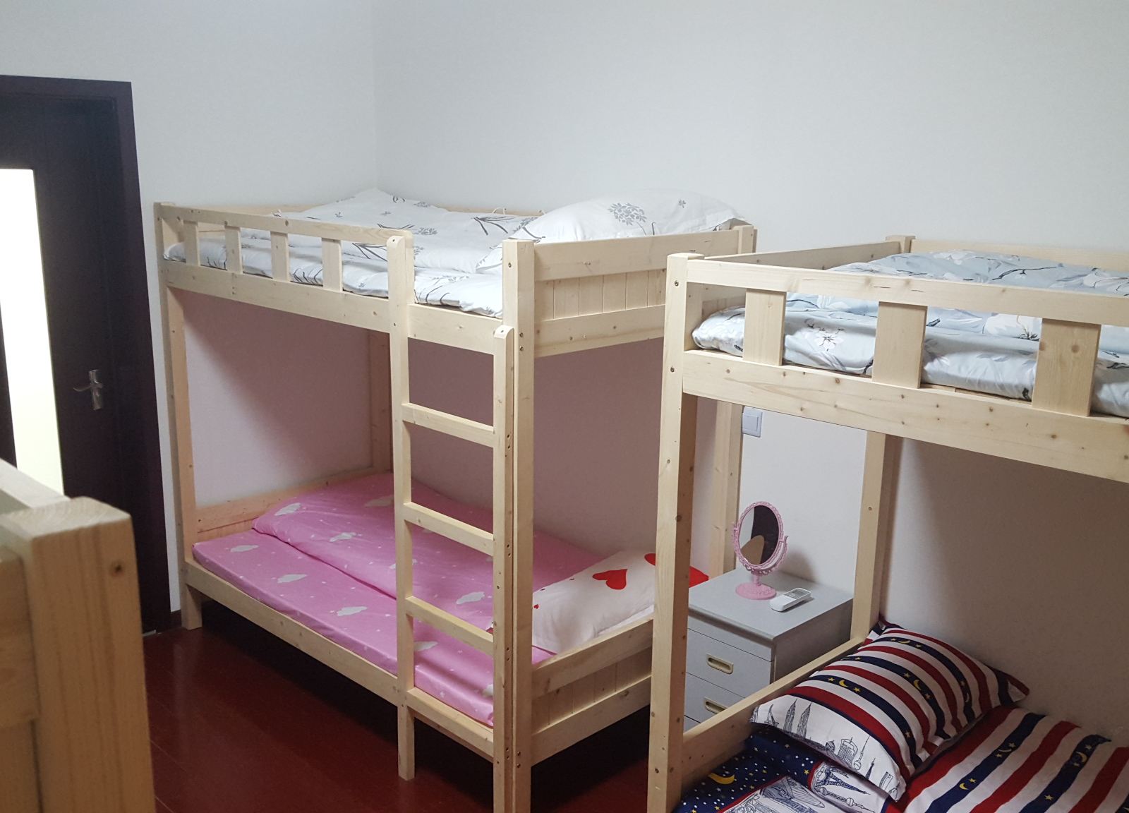 豪华女生阳光六人间(床位房)