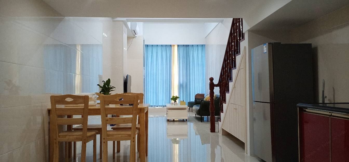 轻奢楼中楼大床房