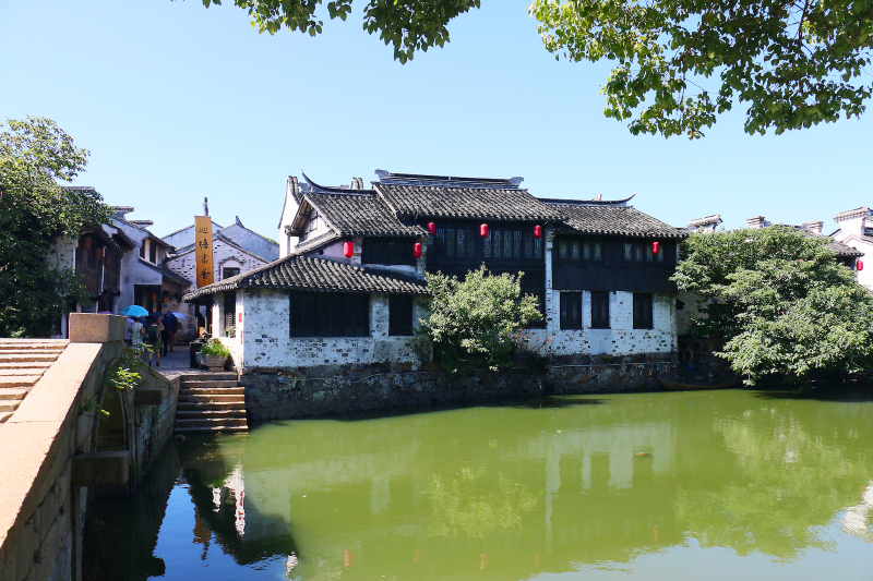 最熟悉的江南场景,小桥流水,黑瓦白墙.