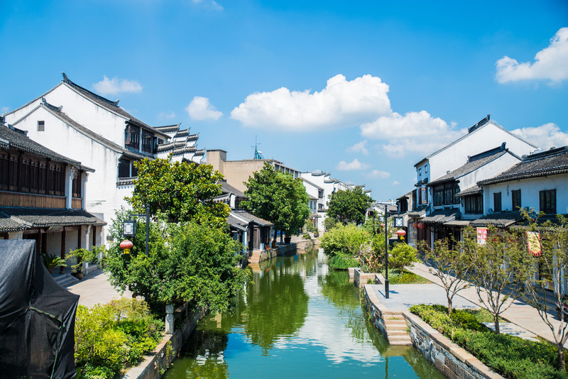 1,黎里古镇位于苏州南部郊区,不通地铁