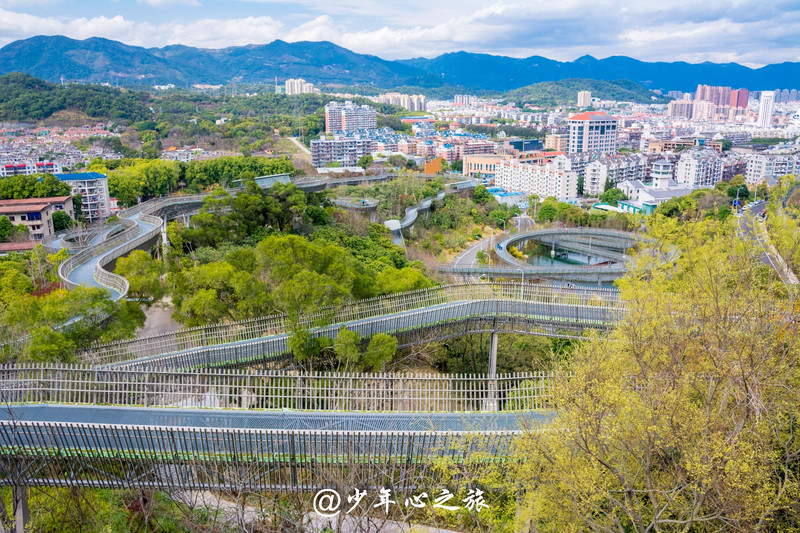 贴心的指示牌,我也不清楚另外两条道景致如何,但梅峰山地公园出入口