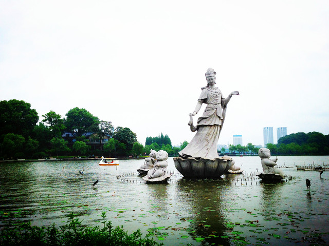 莲花广场位于环洲北端,广场以荷叶荷花造型为构图,12米高的莲花仙子