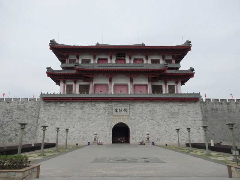 揭阳楼位于揭阳市区东入口,取法汉代形式,高达38米,现已成为具有历史