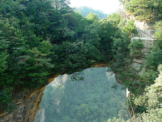 張家界天門山玻璃棧道旅游花多少錢_張家界天門山玻璃棧道自由行費用_香港旅游團張家界天門山玻璃棧道