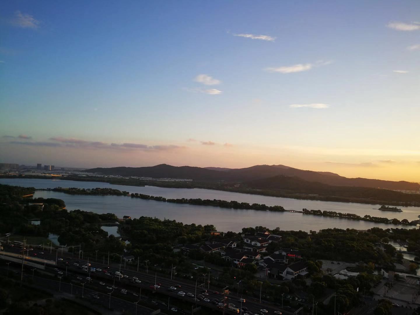 舒适湖景大床房