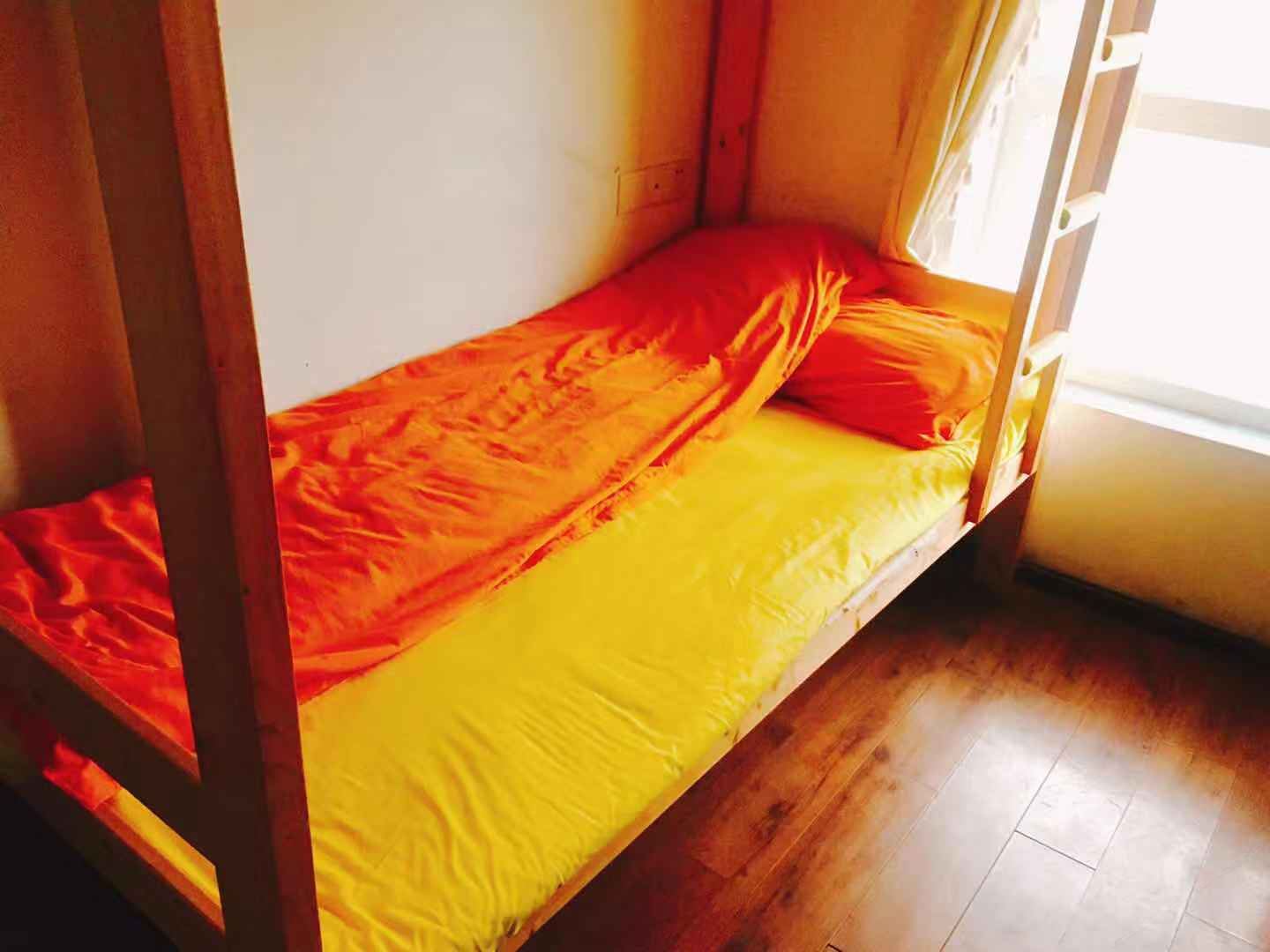 一米阳光四人间(公共卫生间)(床位)