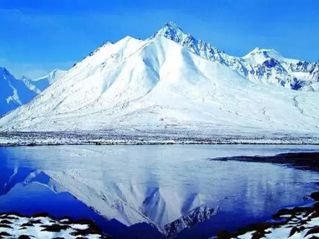 5米,是祁连山脉东段的最高峰,峰顶常年白雪皑皑,银光熠熠,宛如一条