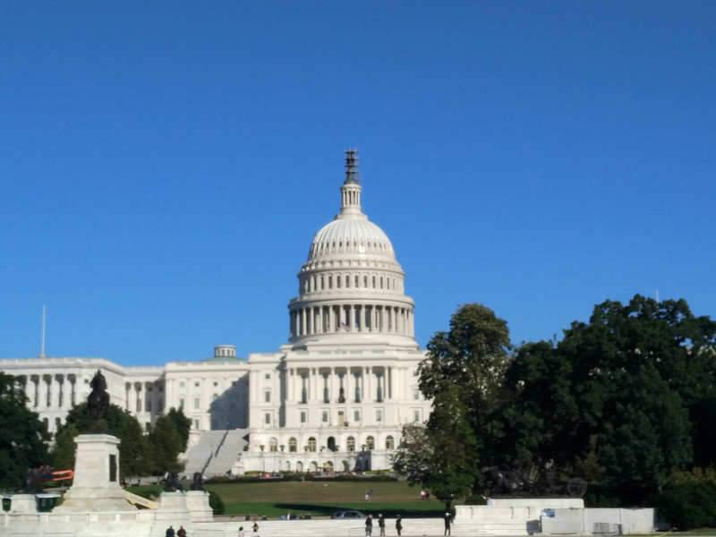 总统举行就职典礼的地方国会大厦位于华盛顿25米高的国会山上美国人把