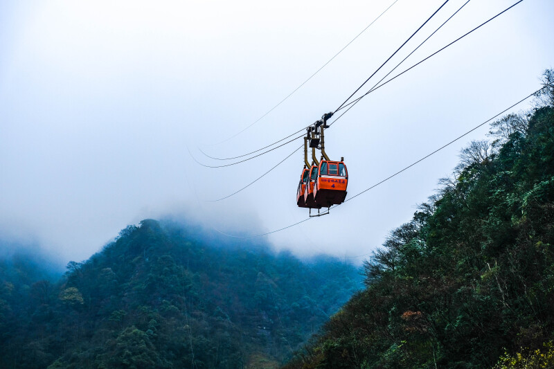 都需乘坐索道而上,金山的索道与其它景区的索道略有不同,属于单线
