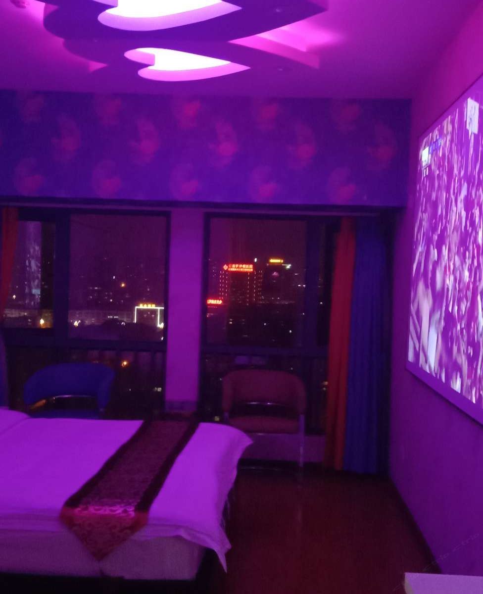 浪漫影院主题大床房