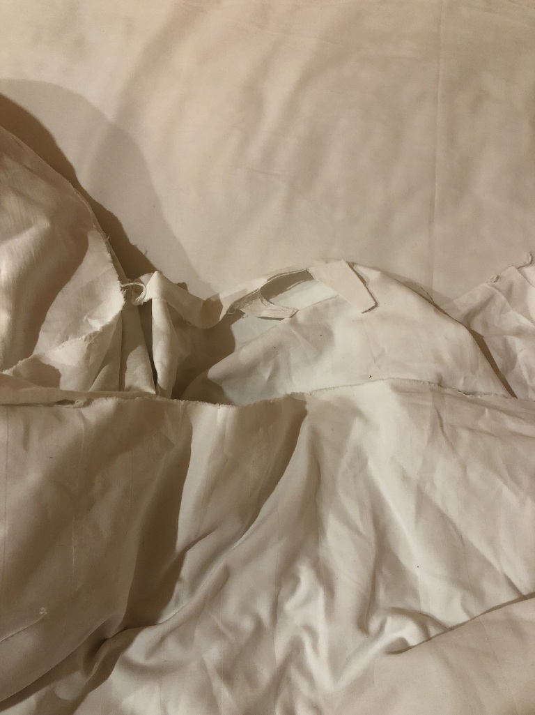               太脏了 床单破破烂
