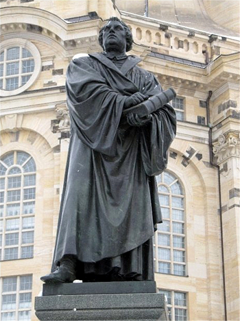 圣母教堂前的马丁路德塑像,他是新教宗教改革的发起人.