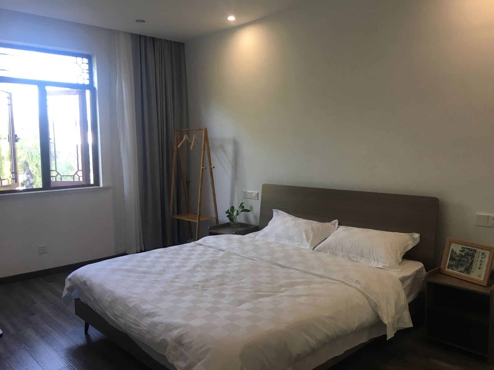 临河大床房