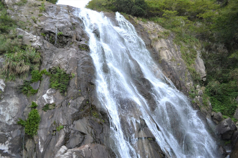 天柱山大峡谷                     落差百米,堪称华东一绝的通天瀑