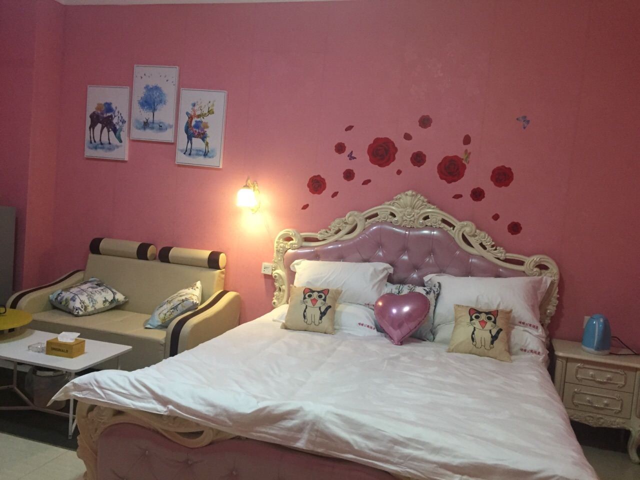 欧式主题豪华情侣大床房