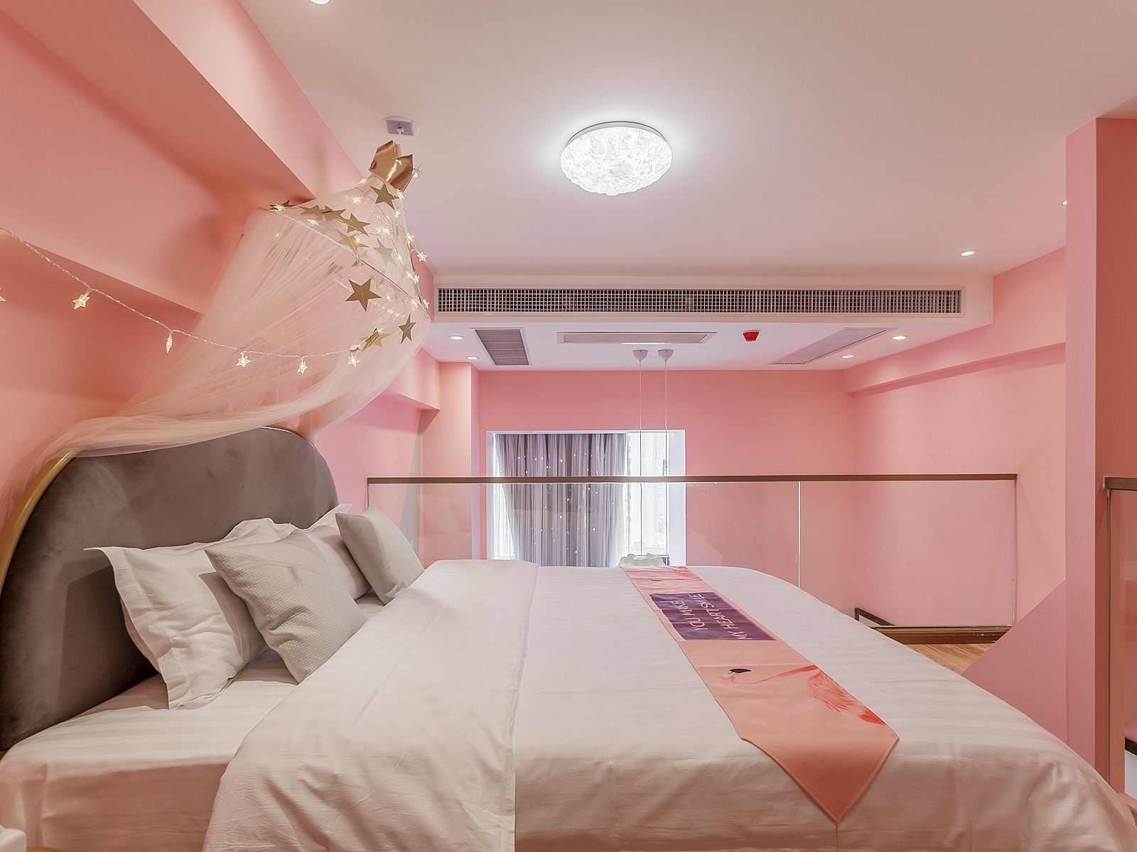 网红粉系少女心loft巨幕影院房