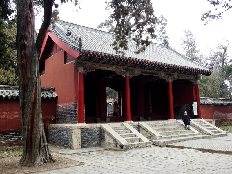 承圣门面阔三间,灰瓦悬山顶,始建于北宋宣和三年(1121年),现存建筑为