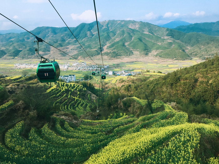 我们很顺利登上缆车,一路从高空欣赏油菜花的美景,到达篁岭古村漫山