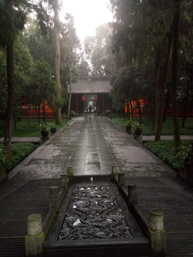 武侯祠前门口 三国圣地武侯祠,与锦里紧挨着,仅一墙之隔,武侯祠景点