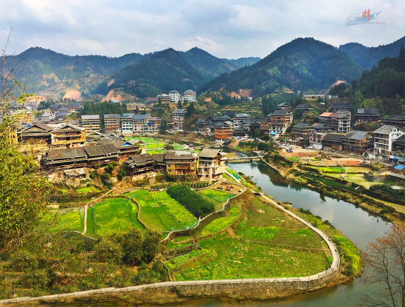 小河弯弯穿过村寨, 依山傍水风景秀丽的程阳八寨.