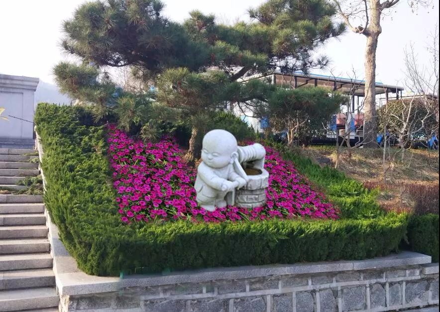 在景区影壁前摆放的是如一的劳作和放生形象雕塑。劳作,既一日不作,一日不食。禅宗认为,穿衣吃饭、日常劳动,都是佛法。农禅劳作,可使得心境溶为一体,在劳动中实现自我价值,鼓励世人勤奋向上,不要虚度大好时光。 影壁广场的另一尊雕像便是放生。放生典出于大乘佛经,它可以使无数濒临死亡的生命马上重拾生机,因此具有无量功德。放生弥勒可以启发世人的慈悲心和对众生的救济心。 四月清明假期即将到来,徜徉在四月纷繁的花海中,行走在禅意浓郁的幽径里,尽情呼吸空气中肆意弥漫的花香,与可爱的小沙弥作伴,把心轻轻放下,回到人