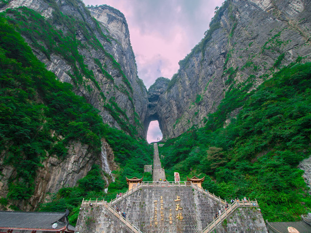       上天梯位于张家界市天门山